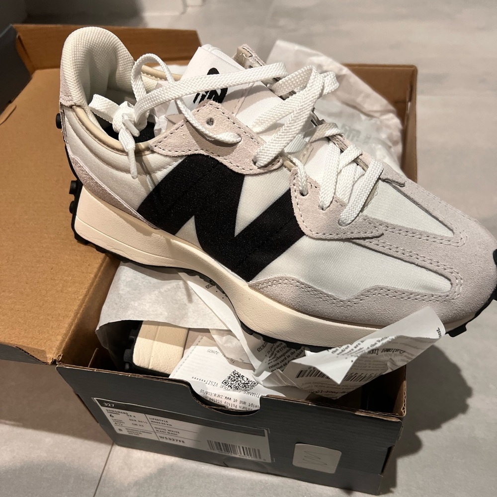 NEW BALANCE 327 - womens size 6 - BRAND NEW